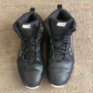 Nike Boys Team Hustle D6 599187-001 Black Basketball Sneakers Size 7 Youth 2014